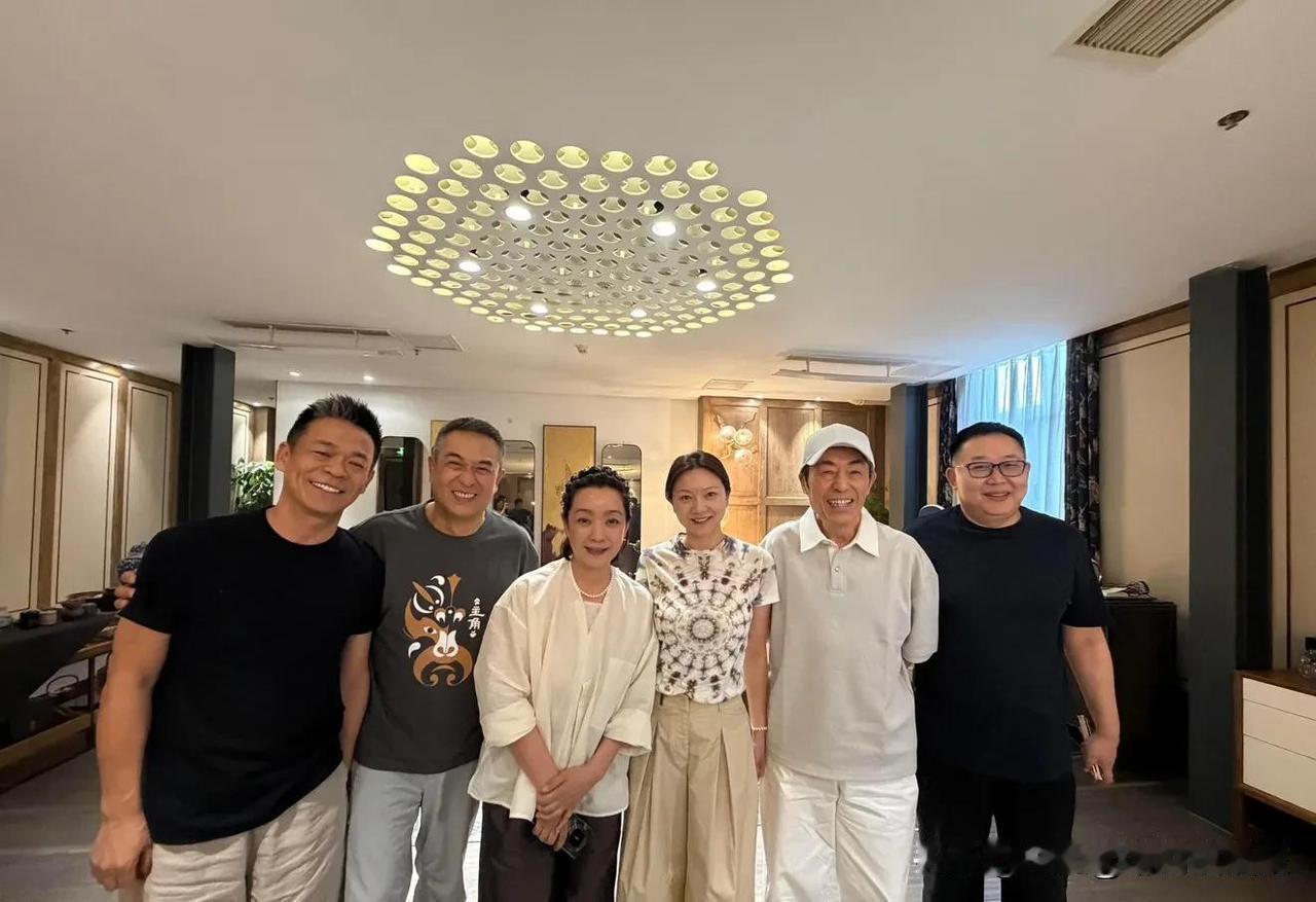岁月温柔相伴！张艺谋携陈婷与《主角》主创温馨小聚
 
热播剧《主角》收官，监制张