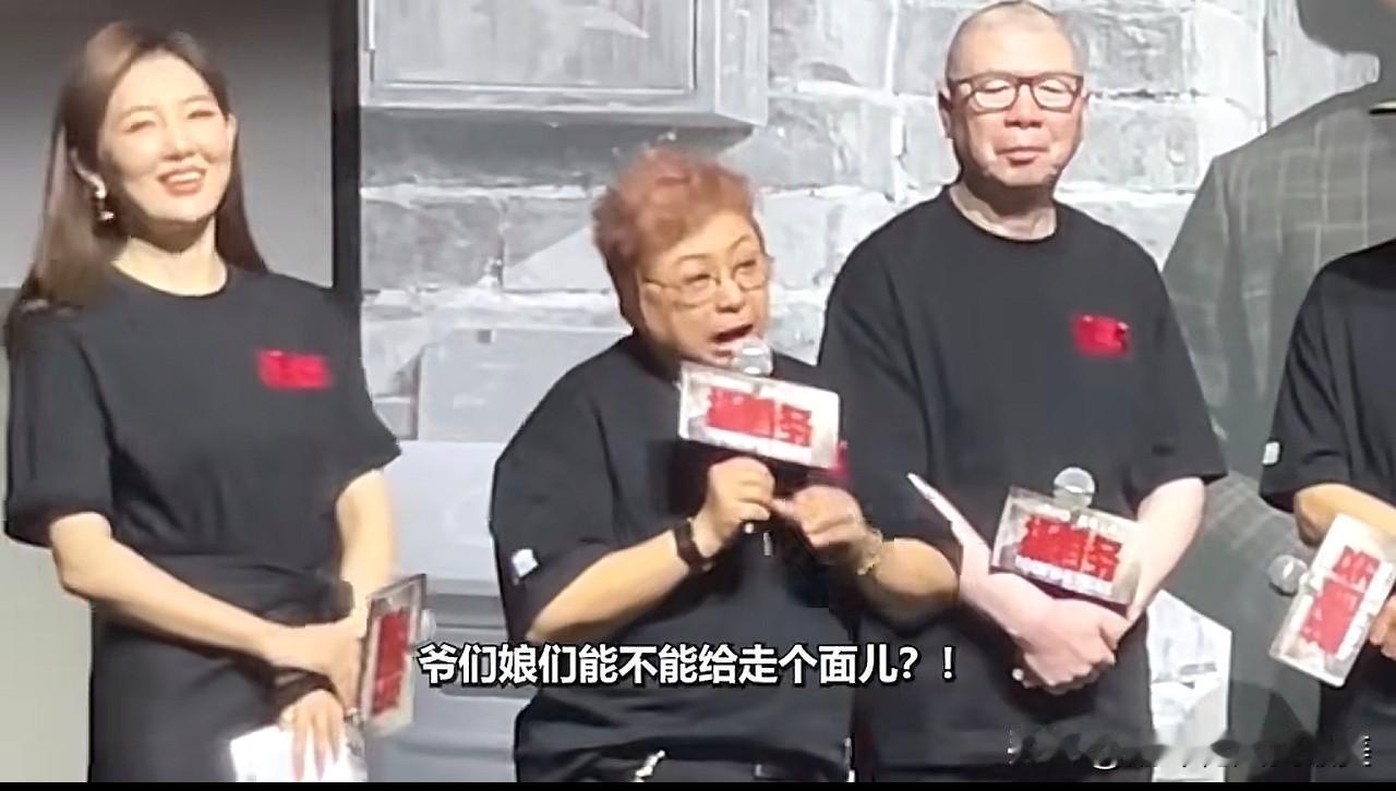 韩红帮冯小刚宣传电影，

很不理解冯导当年说的那句话，

然后现在却又让观众给他