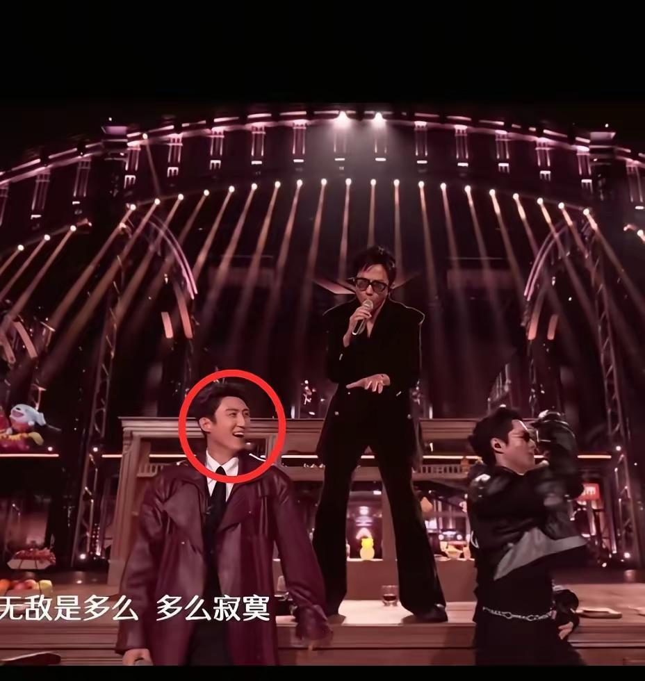 不出意外，
意外还是发生了，
湖南卫视跨年晚会上，邓超合唱时，他一开唱，黄景瑜没