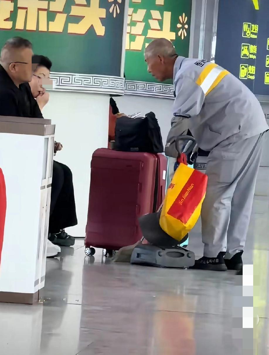 5月8日，内蒙古呼和浩特火车站候车室，一家三口扔了一地瓜子壳，保洁大爷当面清理完