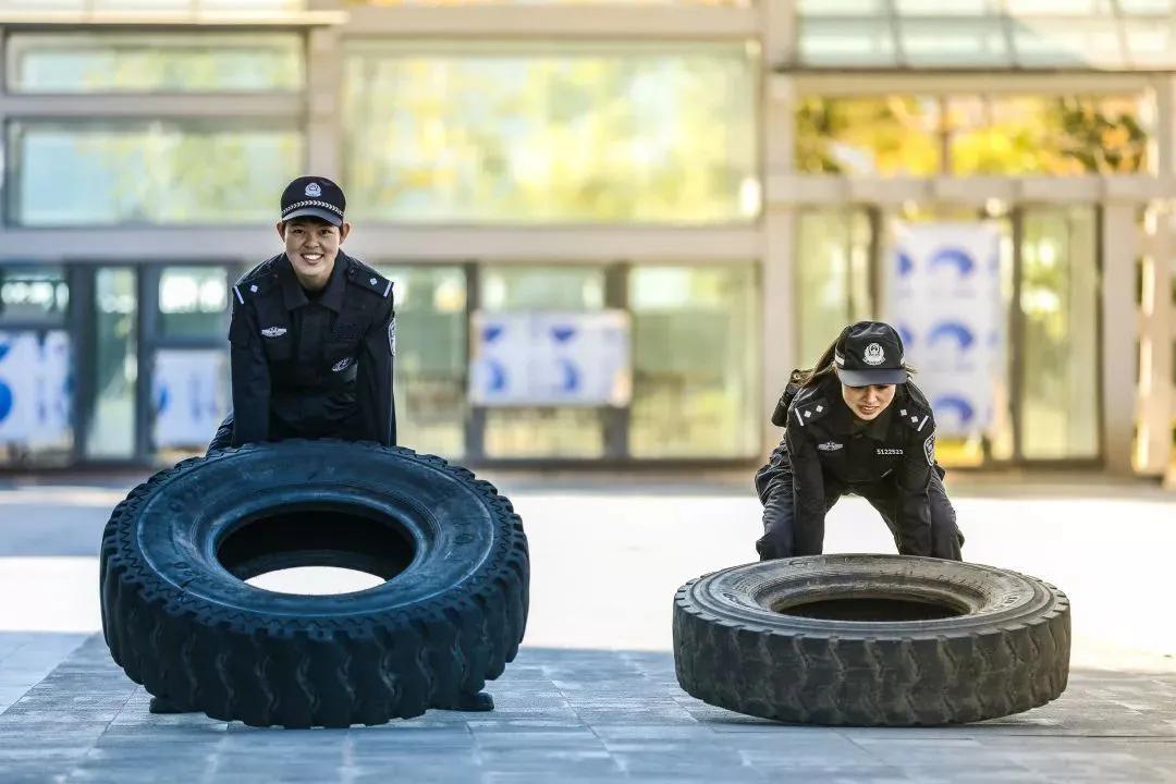 年轻人真的该好好锻炼了
1月10日，杭州110警察节现场，民警们搬出了日常训练的