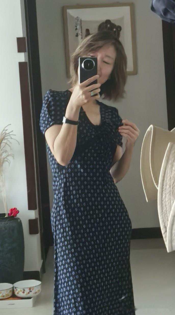 这件衣服的感觉真的有了

在某书上看到这件真丝连衣裙👗时，就特别喜欢模特穿上的