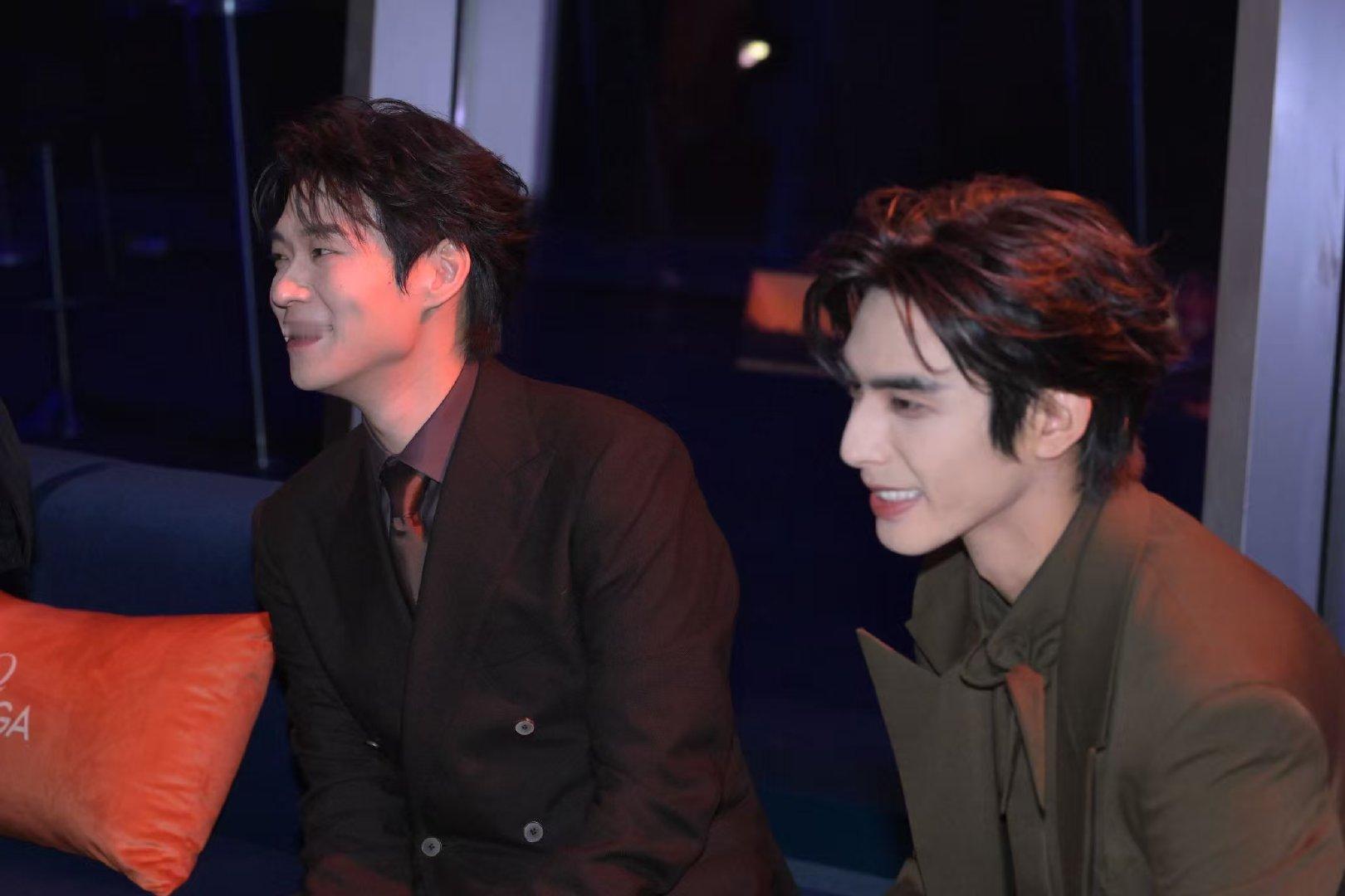 欧米茄海马活动现场颜值狙击 双倍心动来袭！看 如何把西装穿出截然不同的帅气！蓝橙