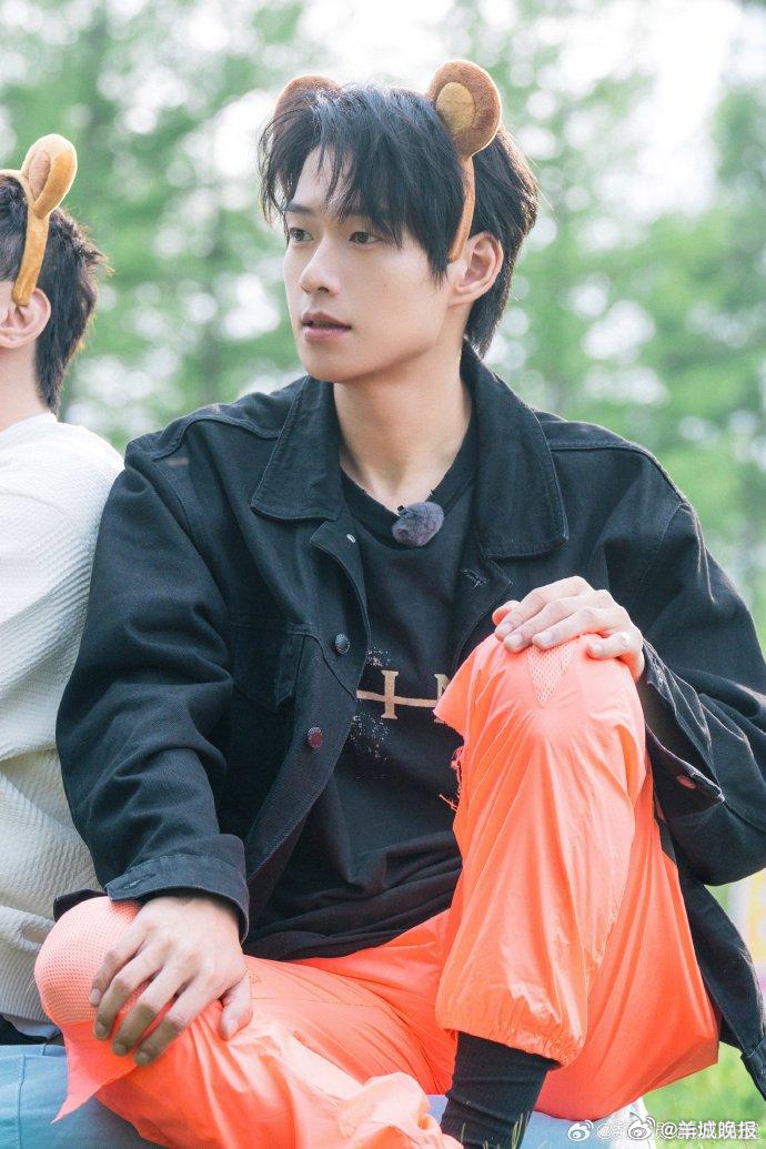 【谁让“少年感的爹”具象化了？】成熟沉稳的气质不减，干净清爽的少年感丝毫不褪。兼