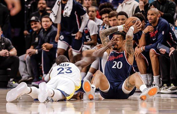 比赛最后一节，快船让洛佩斯打满整节，没有休息。即使已经被各种打爆，泰伦-卢都没有