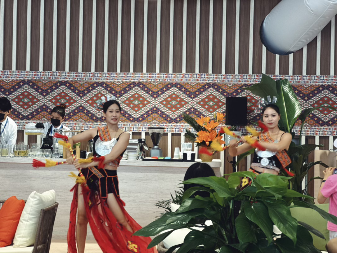 FE的临时lounge充斥着海南当地特色和阿拉伯的装修风格，加上赛车科技元素混搭