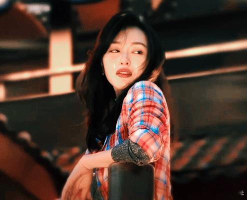 唐嫣曲梦疯批感 演绎崩溃，唐嫣摒弃大哭大闹。她静站，眨眼间泪滑落，嘴角上扬，矛盾