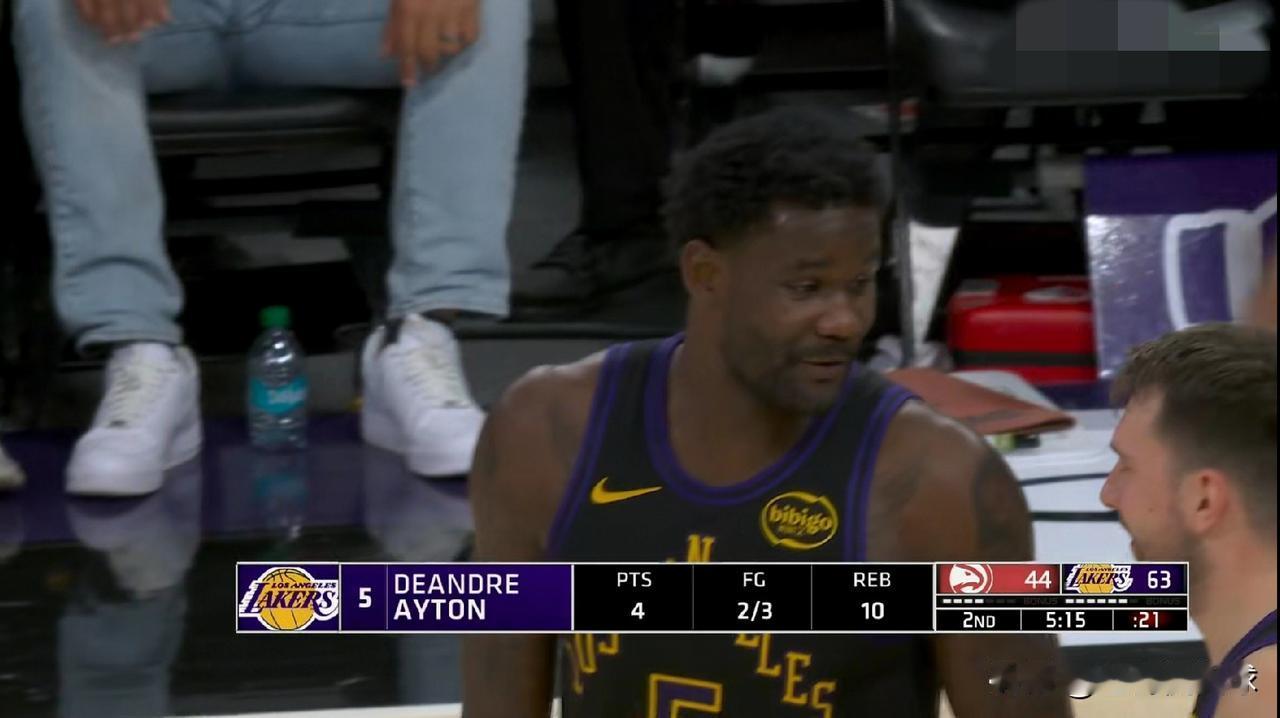 湖人当家中锋艾顿终于变得强硬了！在今天进行的湖人和老鹰的比赛中，目前双方的上半场