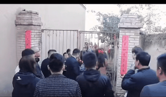 大喜之日陡变大悲之时，悲喜一瞬间，自家的豆腐渣工程害一众乡亲好友。