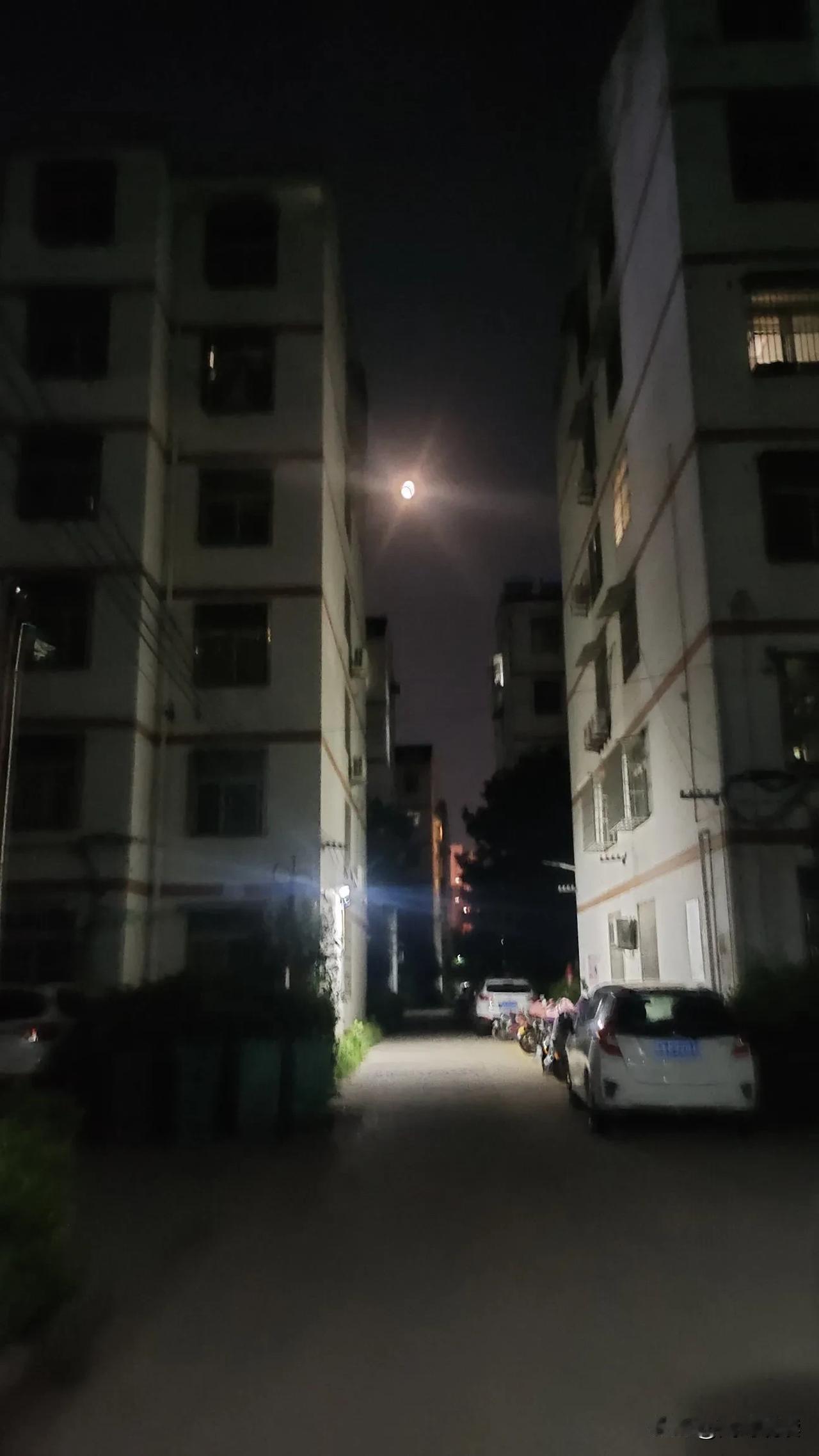 被六岁儿子一个问题难住了！真的，从来没有这么纠结过。昨天晚上，我和儿子从岳母家回