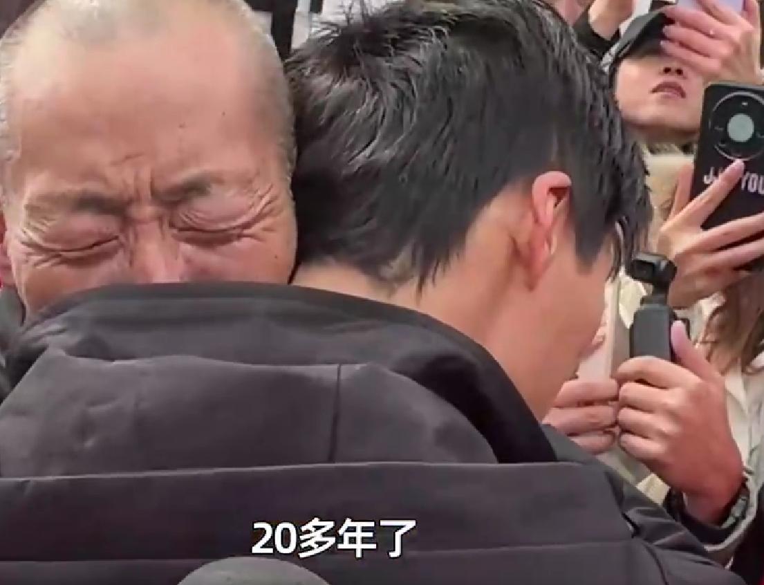 父亲狱中得知儿子走丢急吐血，24年后终迎团圆
最近刷到张云鹏回家的新闻，我从头哭