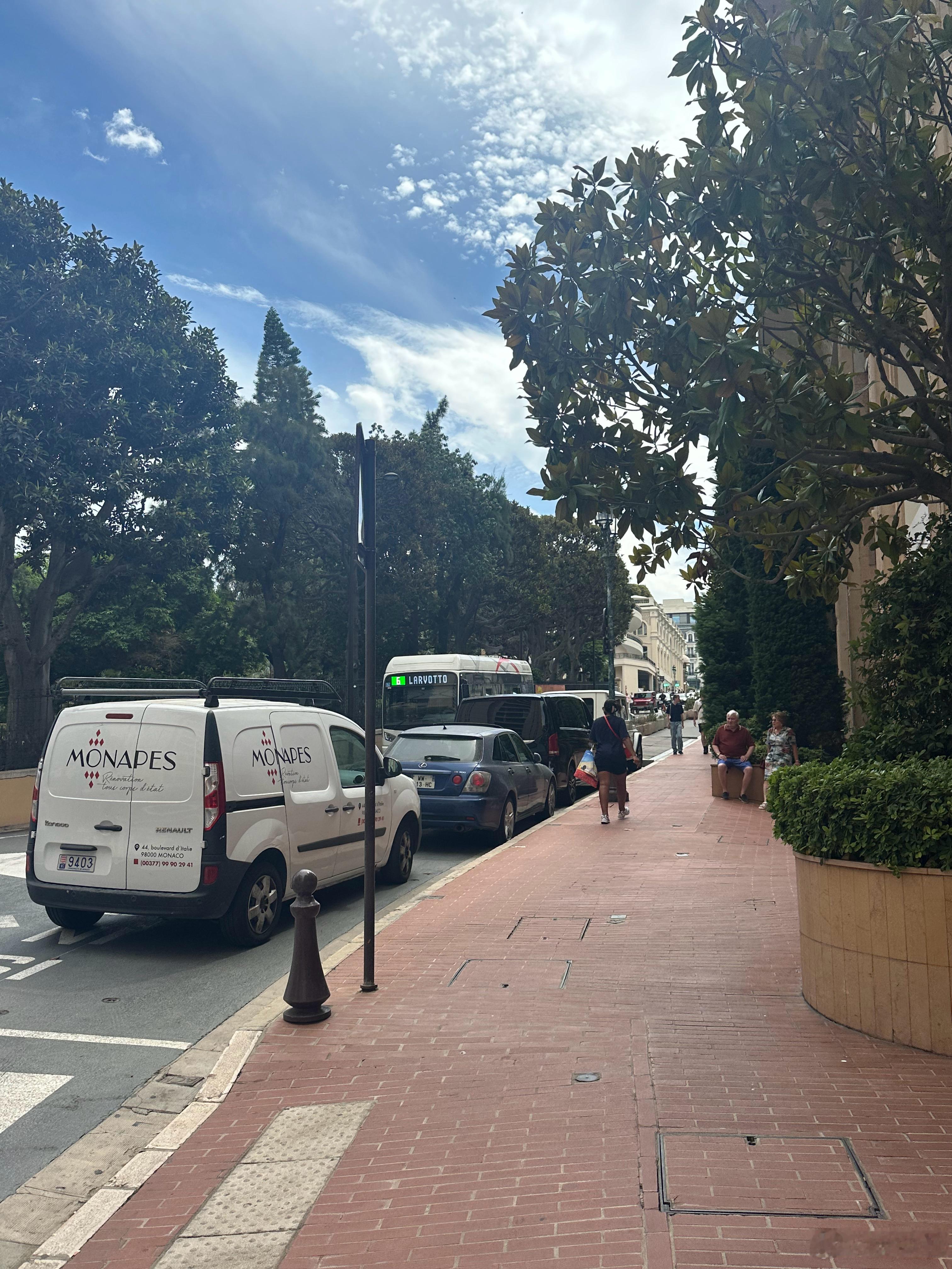 绕了摩纳哥半天，没看到几辆豪车，感觉这里豪车还不如县级市义乌多[允悲]  ​​​