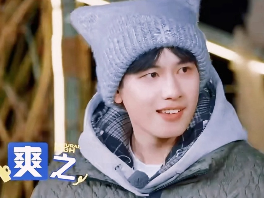 这个胡先煦还有专门存放小猫耳朵的帽子～随澄想呢，这老胡先煦越到节目后面几期，反耳