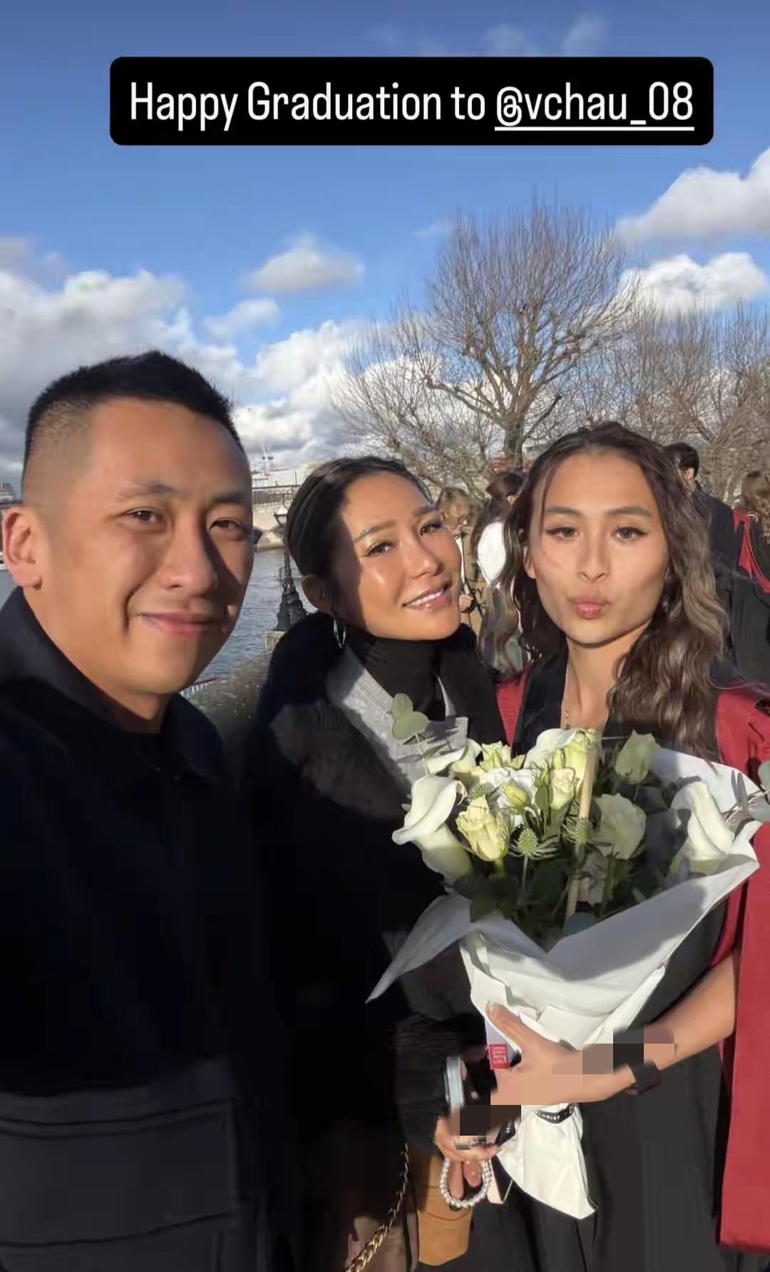 洗米华24岁女儿周梓潼在英国完成深造毕业，洗米嫂携继子周柏豪赴英参加毕业典礼。典