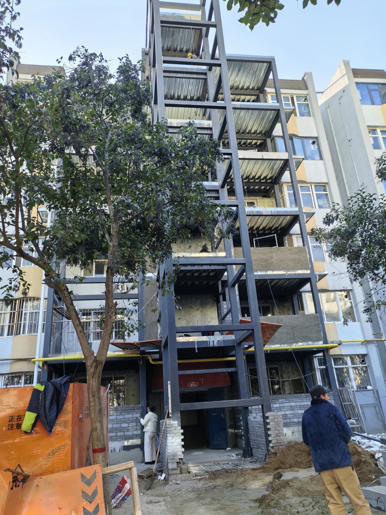 你家装电梯了吗
       老旧小区多层老旧楼装电梯 老小区增设电梯上楼 一直