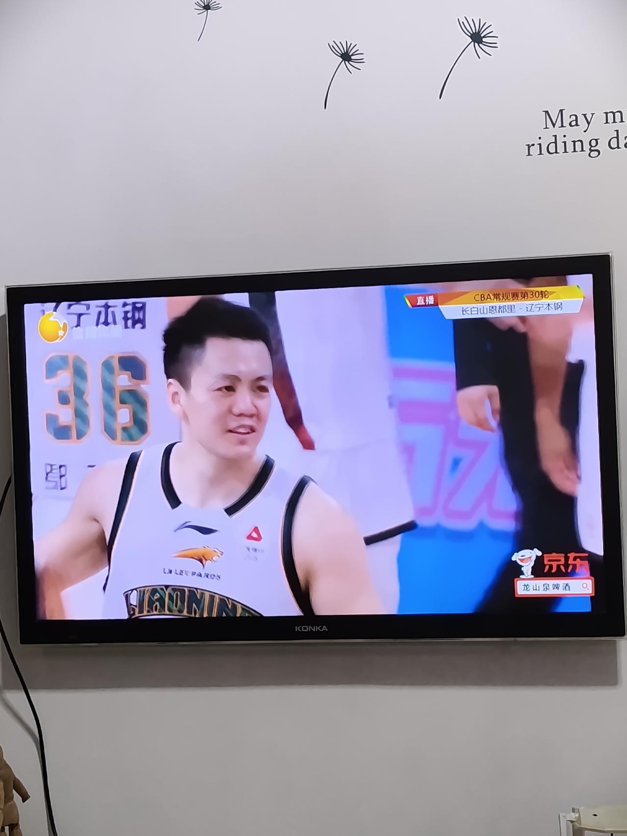 “人缘”
吉林恩都里主场迎战辽宁本钢队，赛后辽篮现役球员姜宇星和吉林昔日的队友真