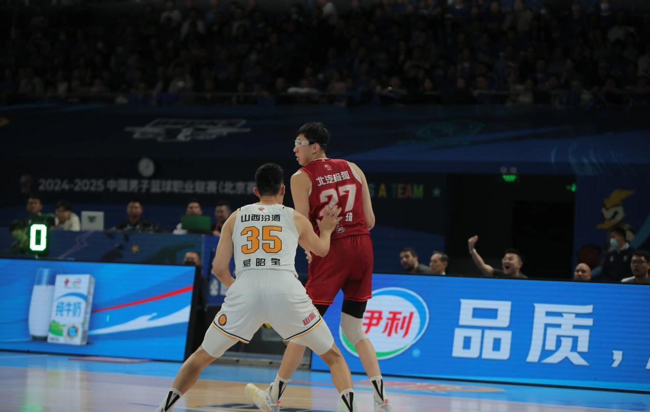 26分大胜，却暴露了山西冲击总冠军最致命的短板。
胜利的狂欢里，一个数据让行家后