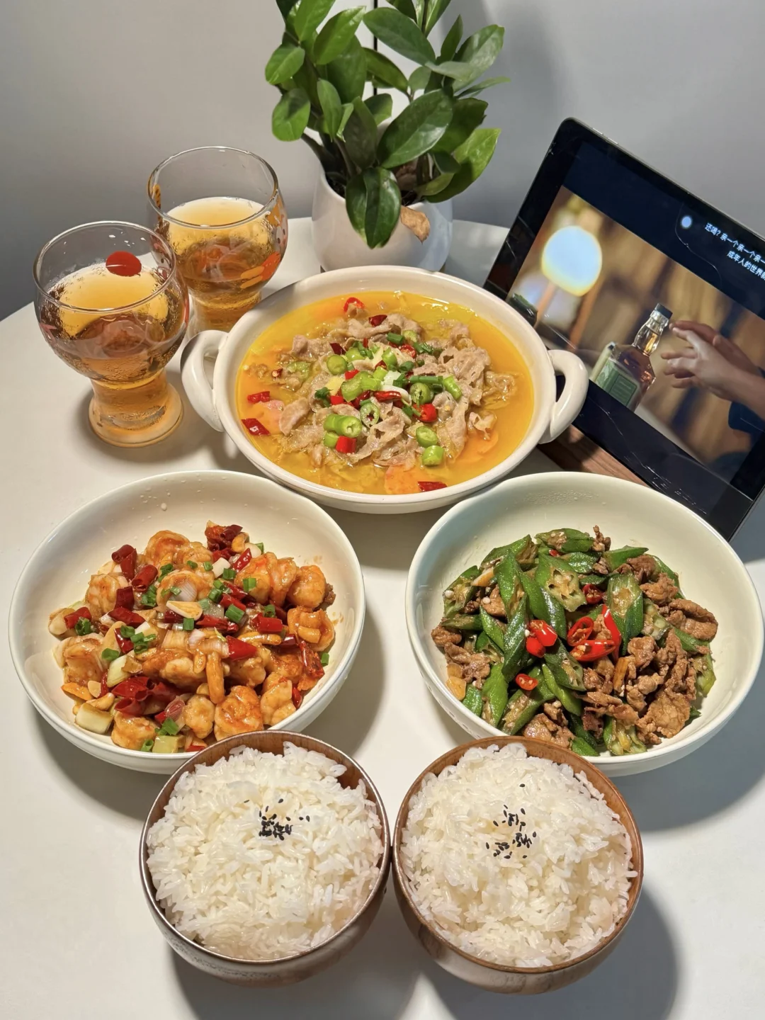 二人食晚餐❣️今天吃酸汤肥牛 宫爆虾球