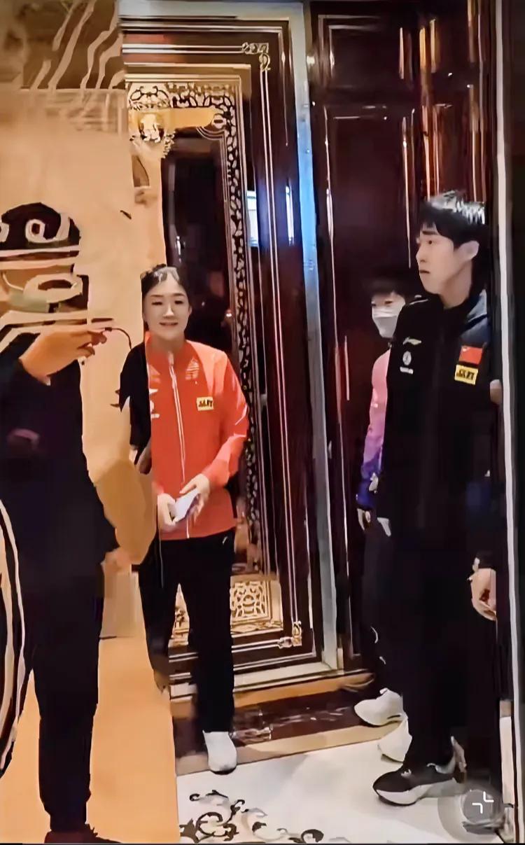 电梯站位最能体现人与人之间的亲密度
这次是楚钦走最前面进电梯
陈梦走第二
进电梯