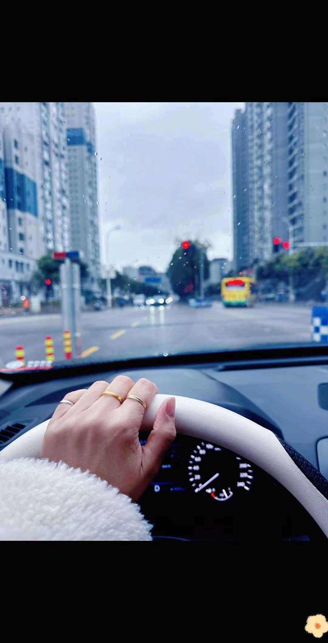 开车日常 上热搜 一人一车一世界沿途风景随拍 自己握方向盘的样子 单手方向盘