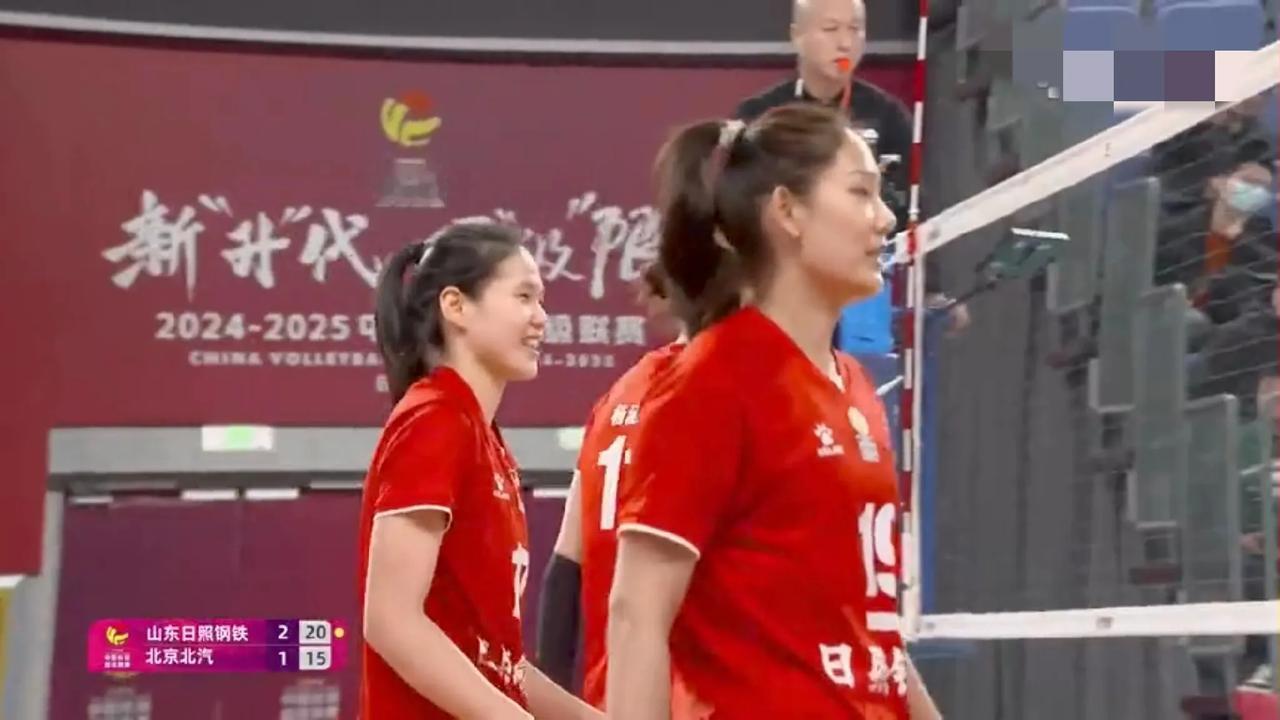 3：1逆转北京女排的山东日照钢铁女排，很有可能和天津女排会师决赛吧！
毕竟走了小