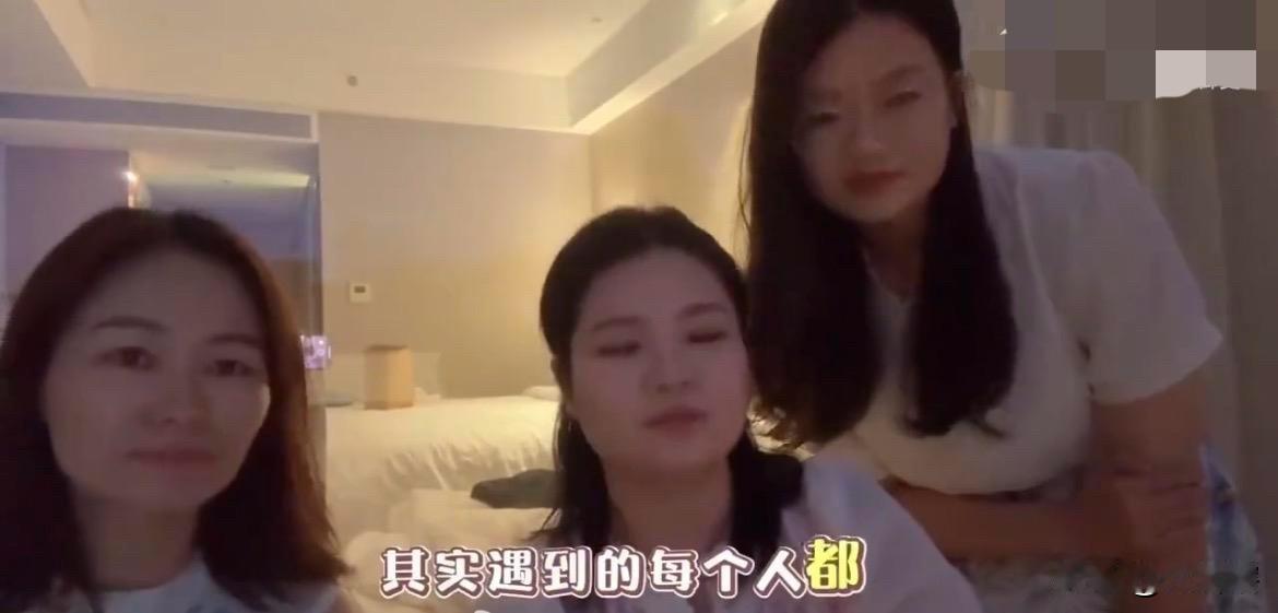 【美女姐姐印度游收获‘’满满幸福‘’】
三位美女姐姐去了一趟印度后向网友做了一个