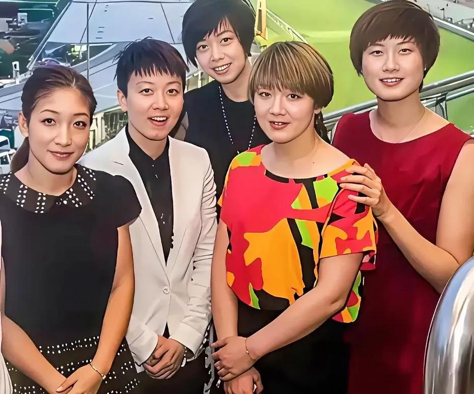 陈梦的文艺范很早就显露出来。几个“才女”出去活动，打扮得漂亮得体。陈梦的特别就在