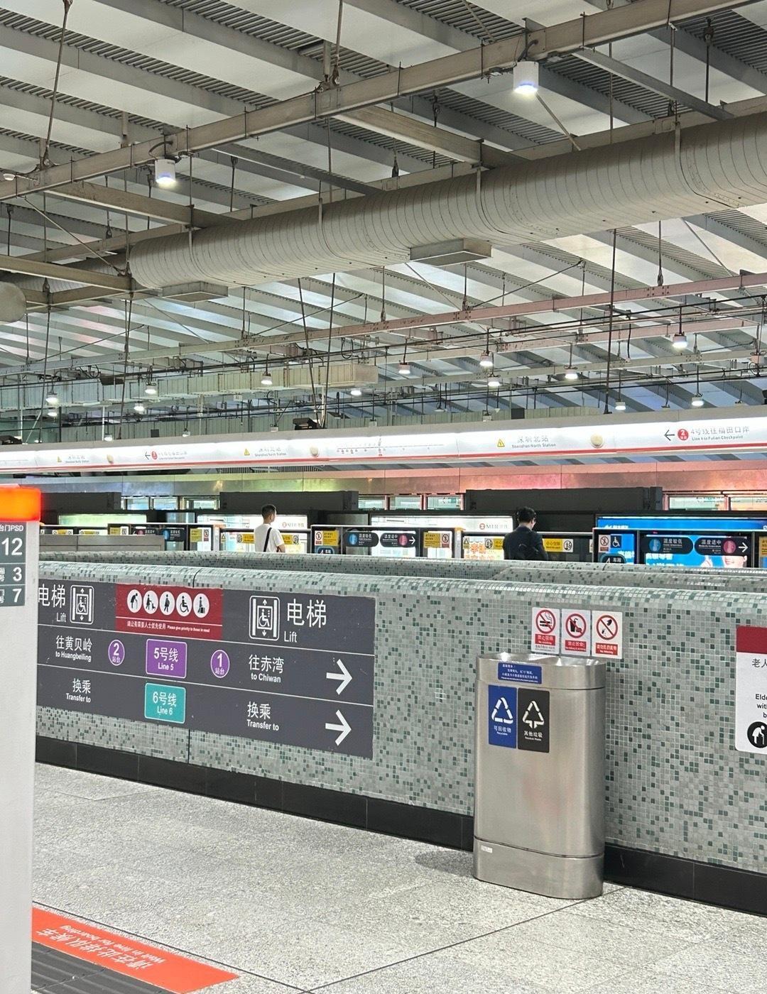 深圳地铁四号线站着好累啊，每一站都停留了好久，折磨人啊，深圳的天气和地铁事件都让