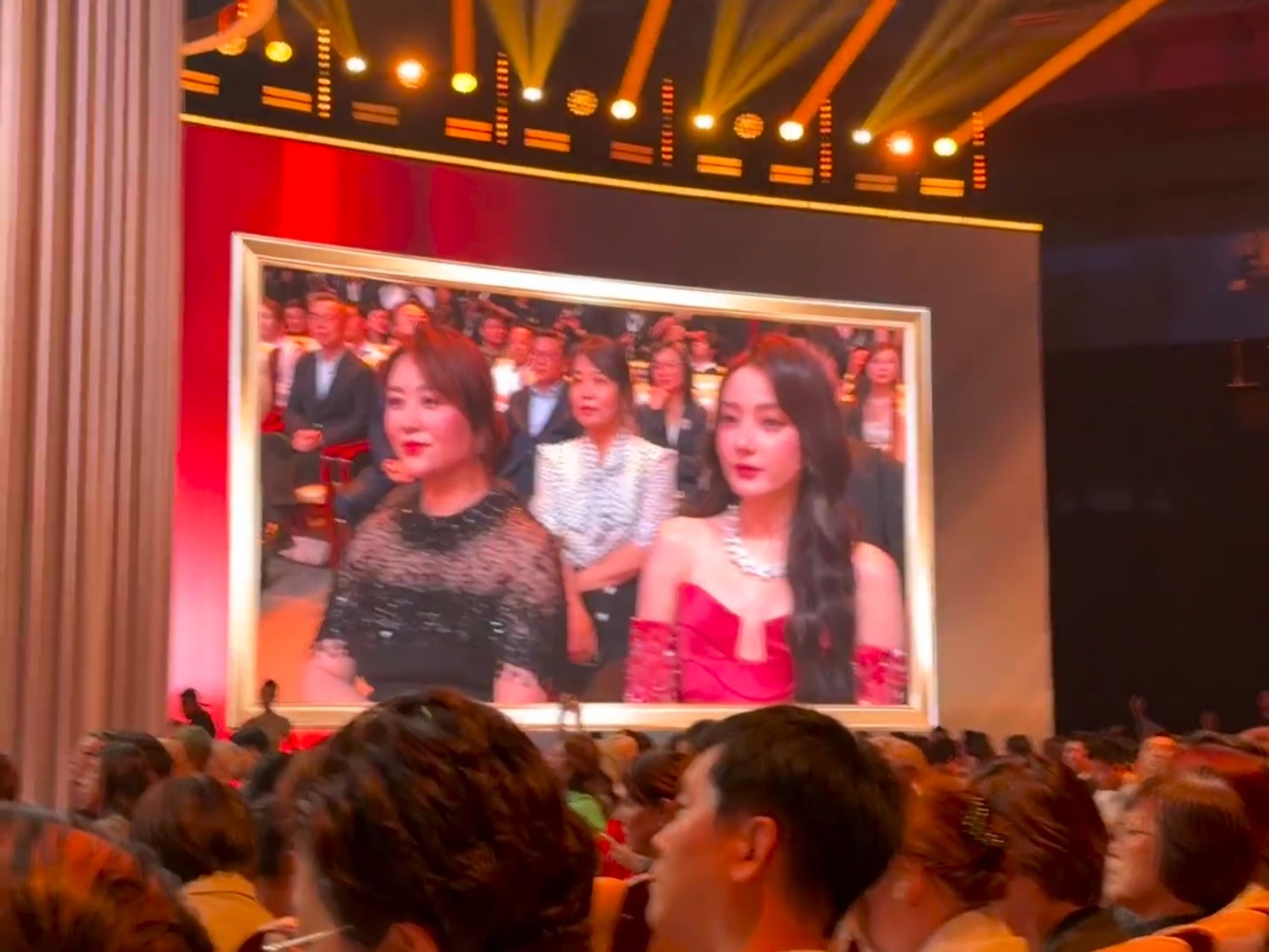 中国影视之夜内场 迪丽热巴和马丽坐在一起！今晚热巴应该有奖吧好久不见迪丽热巴走红
