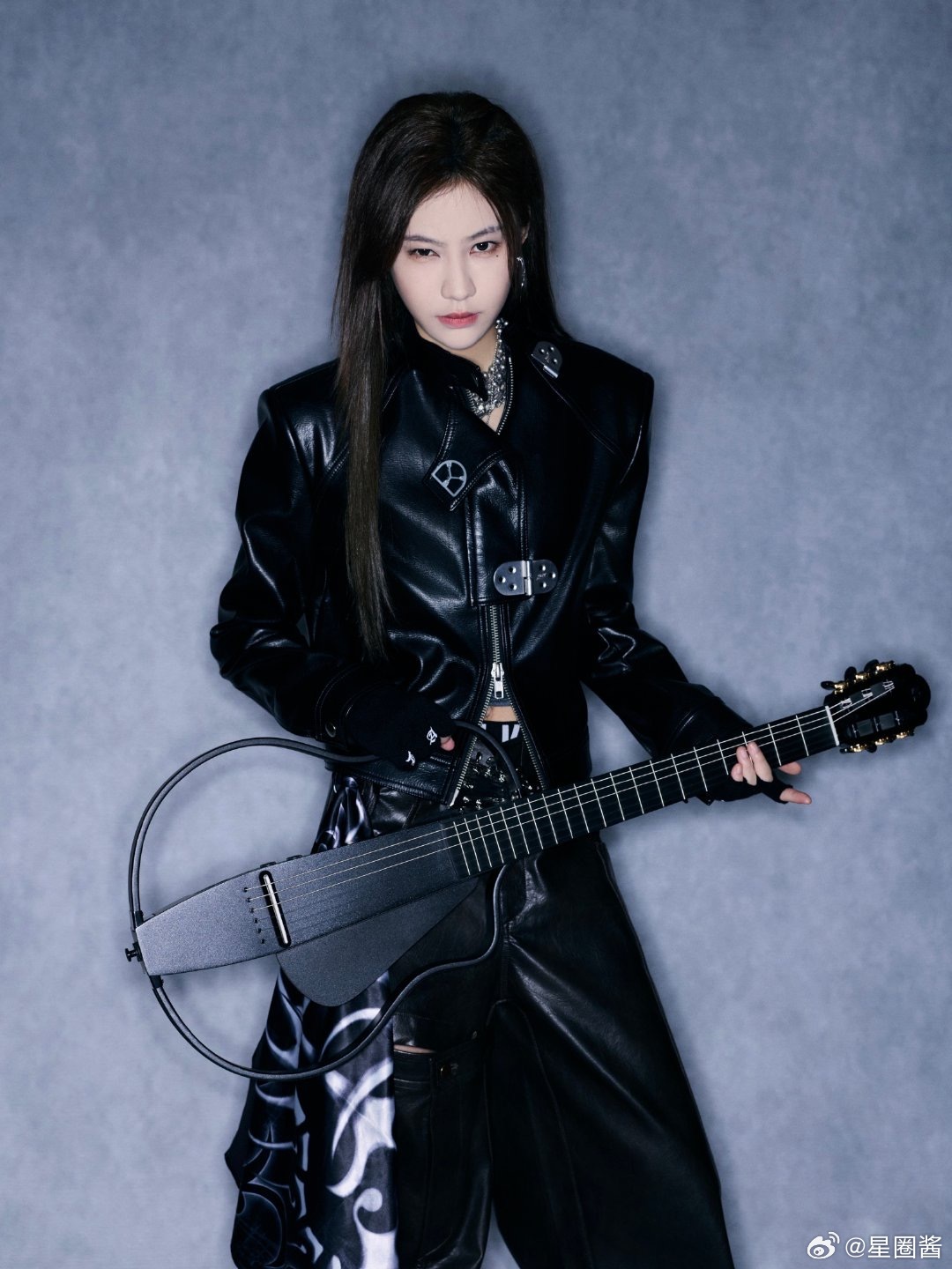 袁一琦银河左岸音乐节出图有被今天袁一琦音乐节的All Black帅到💥黑皮衣皮