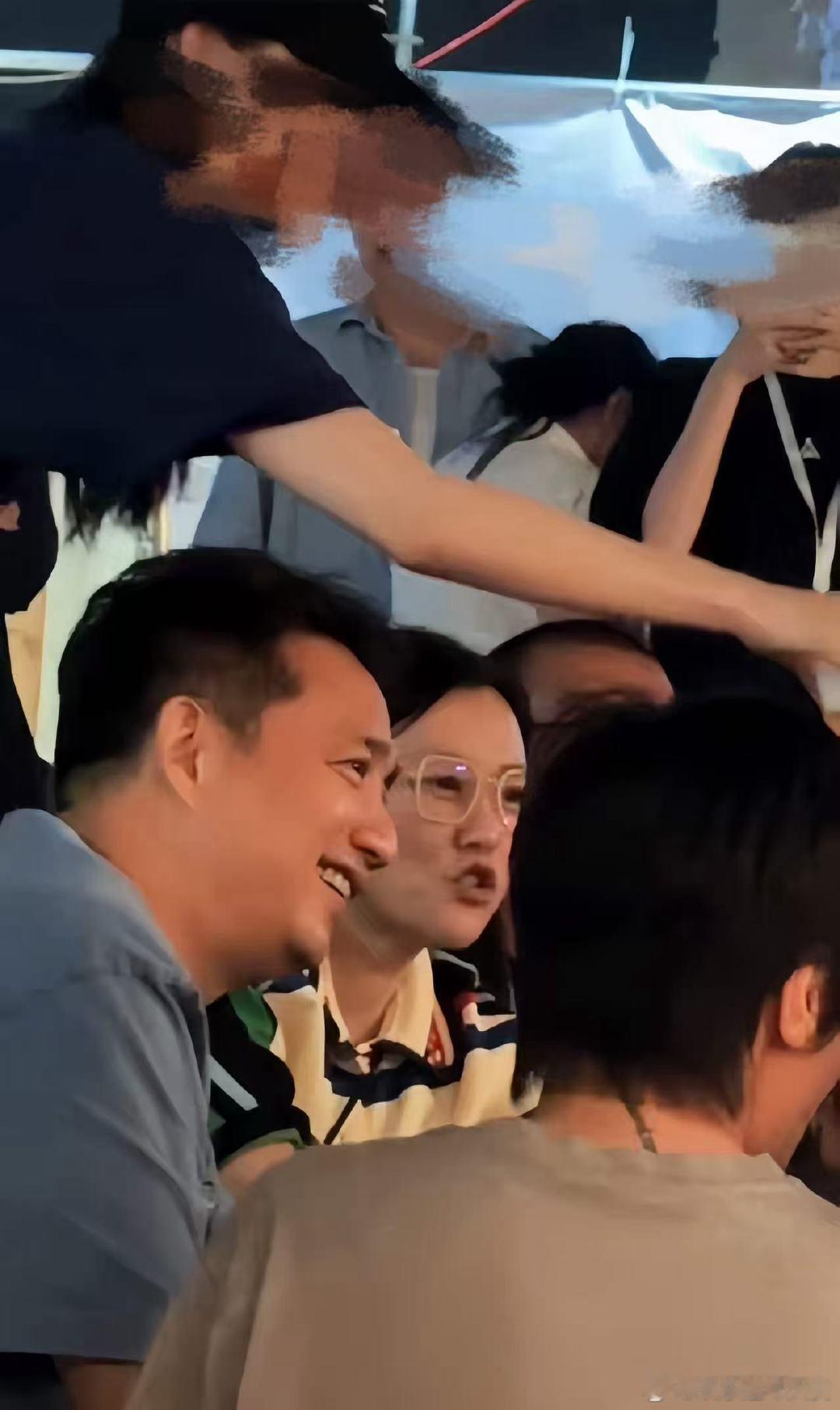 黄磊与郝蕾凌晨聚餐 黄磊与郝蕾凌晨聚餐，一行人坐在地摊吃东西喝点小酒黄磊郝蕾凌晨