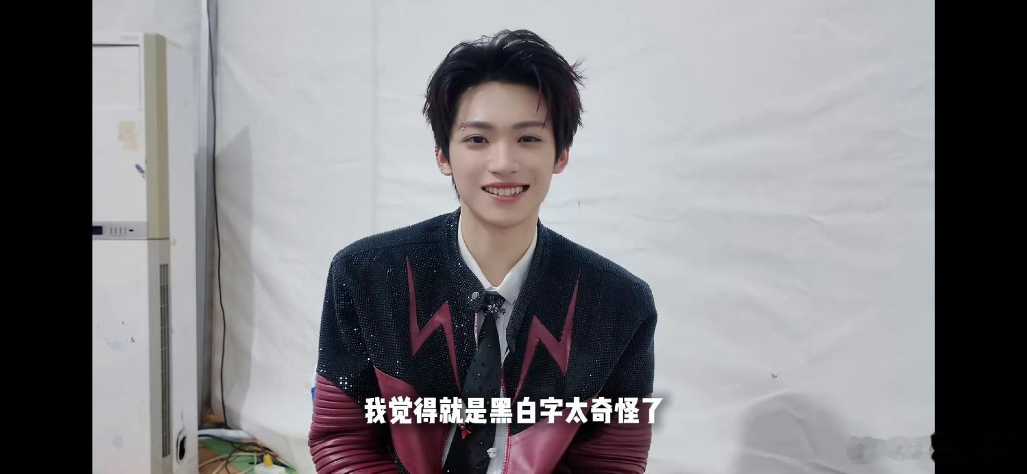 梓渝认证蓝色应援色 救命！梓渝亲自官宣蓝色应援色也太苏了！从否定黑白色到确定蓝色