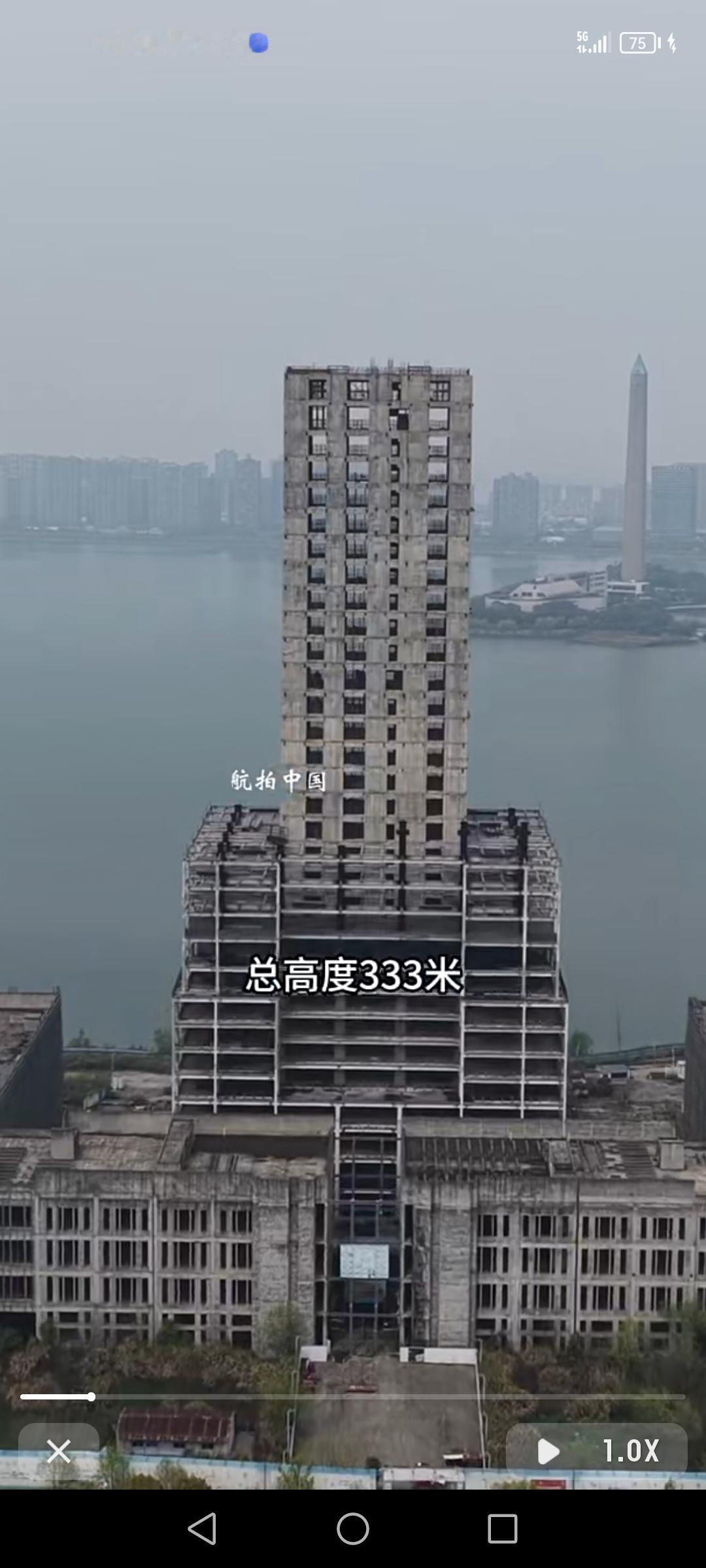 江西第一高楼就像一个壮志未酬的巨人，总高规划达333米，可这“巨人”刚长到20层