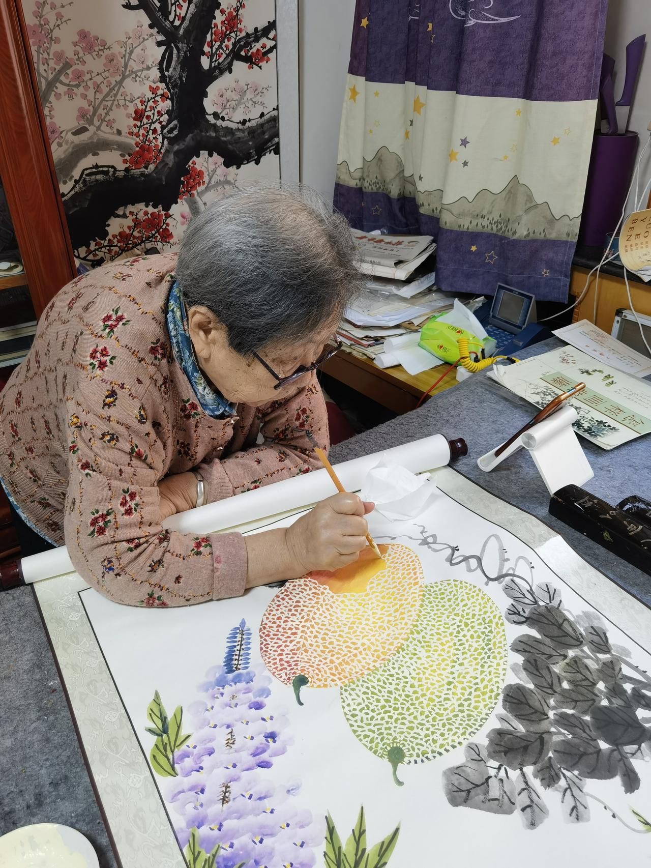 老人的快乐是什么画画是我96岁婆婆的快乐，每次一拿起画笔就忘记了时间，一画就是几