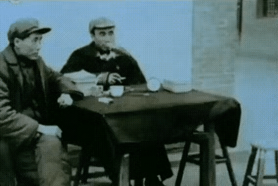 细微之处见伟大！1937年，毛主席和朱总司令在延安。一位战士递过来一个文件交给毛