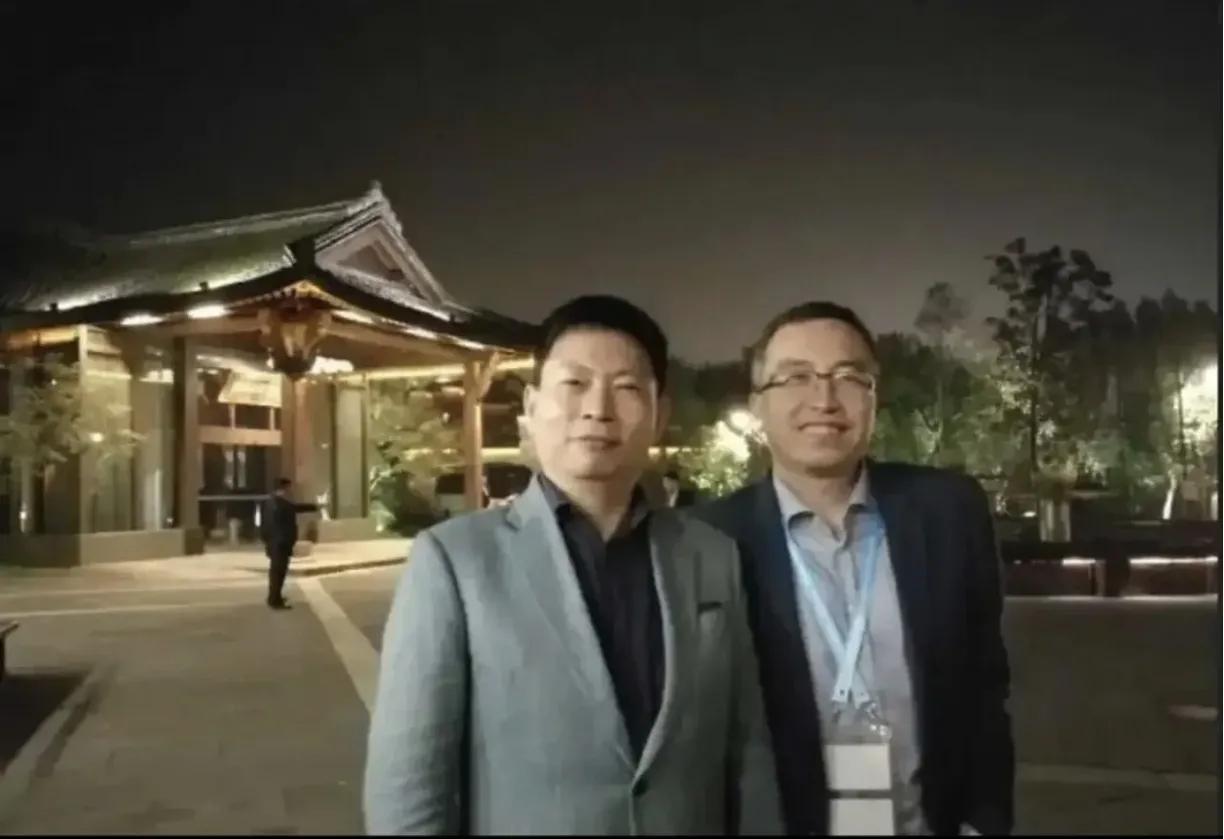 赵明：别看我笑嘻嘻，看我折叠屏弄不弄你，这次我就不讲客气了，看我秀操作[得意]
