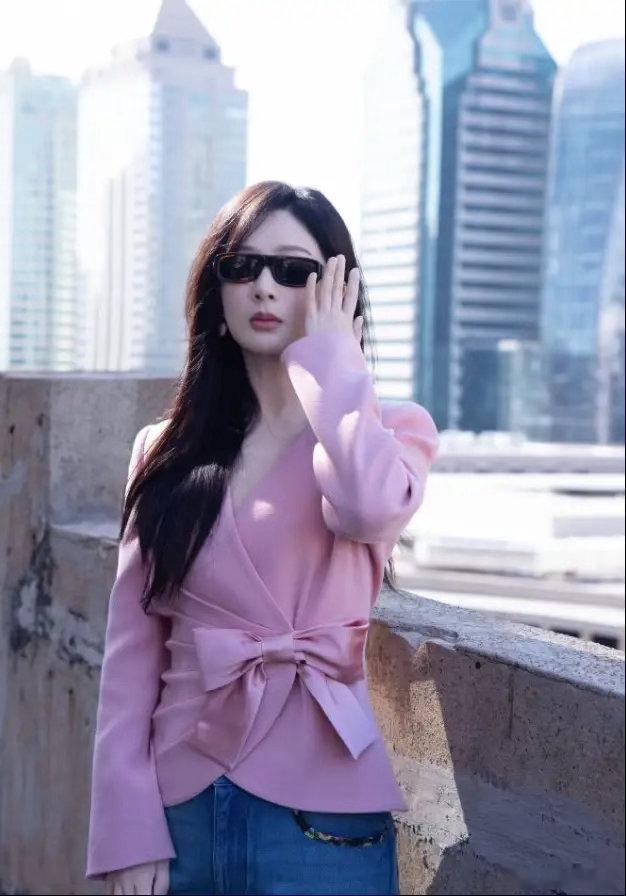 都在说杨紫要拍《vogue》封面！说是华伦天奴推封，还有全球广告，而且要去罗马拍