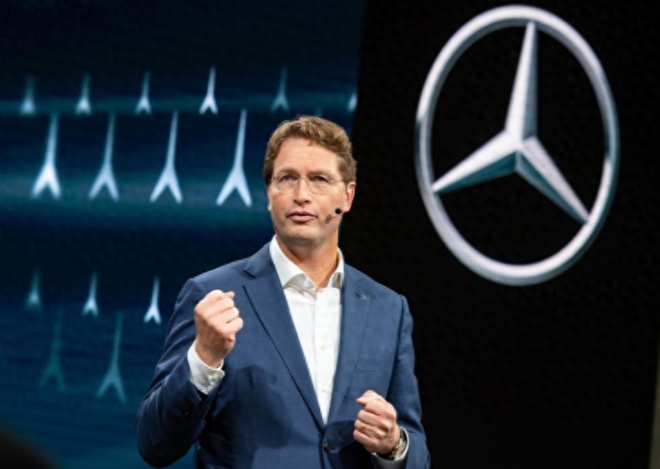 “奔驰CEO：竞争高强度，我们在中国可不‘天真’。” 
明知中国市场百余家车企贴