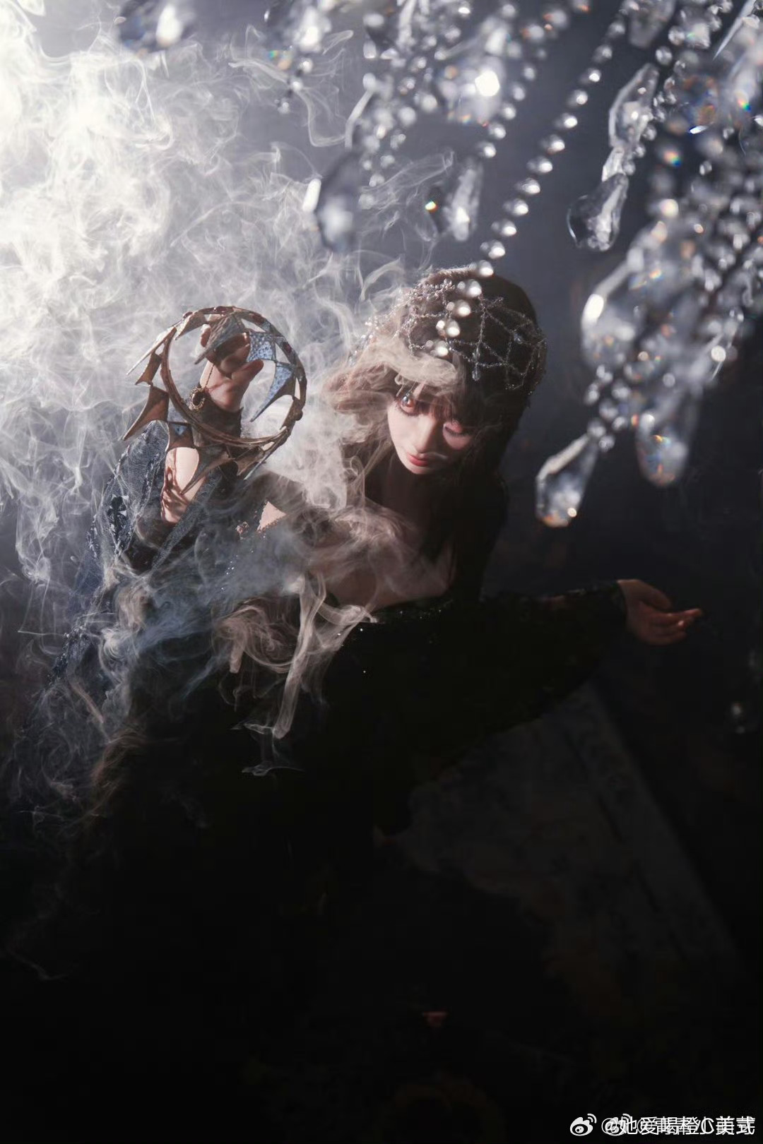 胡意旋小白花爆改黑玫瑰胡意旋的黑玫瑰造型，把暗夜女王气场狠狠拿捏。独特设计，让人