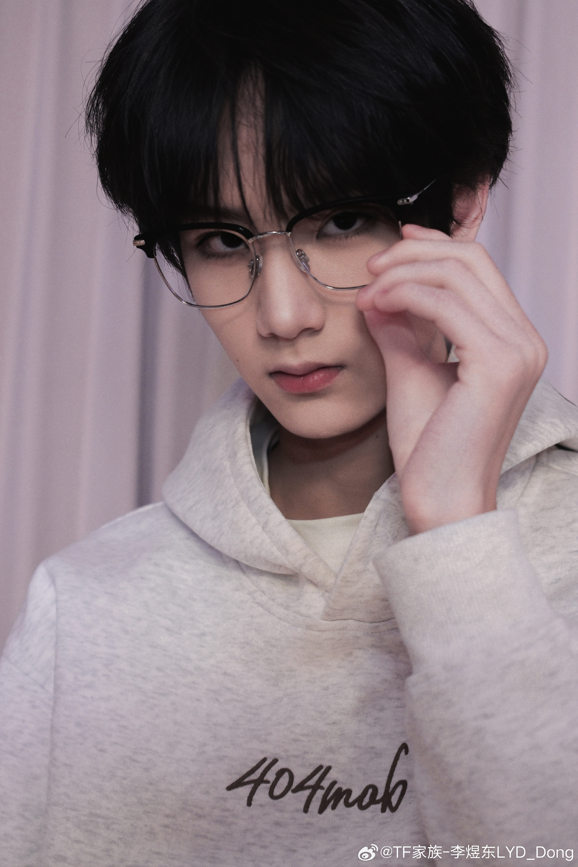 李煜东眼镜造型阴湿人夫vs清纯小狗男，你们会选哪个？ 