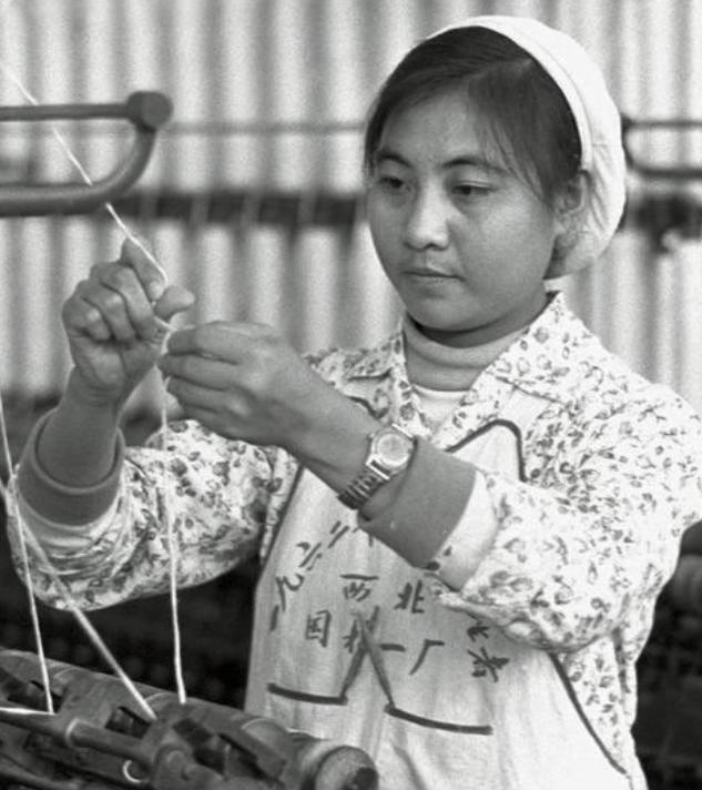 1977年，吴桂贤主动辞去职务，重回西北国棉厂，抵达陕西当晚，听说工友们正在上夜