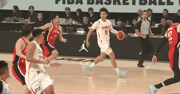 裁判开始开始发力了，赵睿吃了个哑巴亏！

今日，男篮世界杯亚洲区预选赛第三阶段，