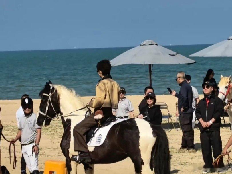 何炅海边骑马也算休息了一下 看到何老师海边骑马的路透太惊喜了！全年高强度连轴转的
