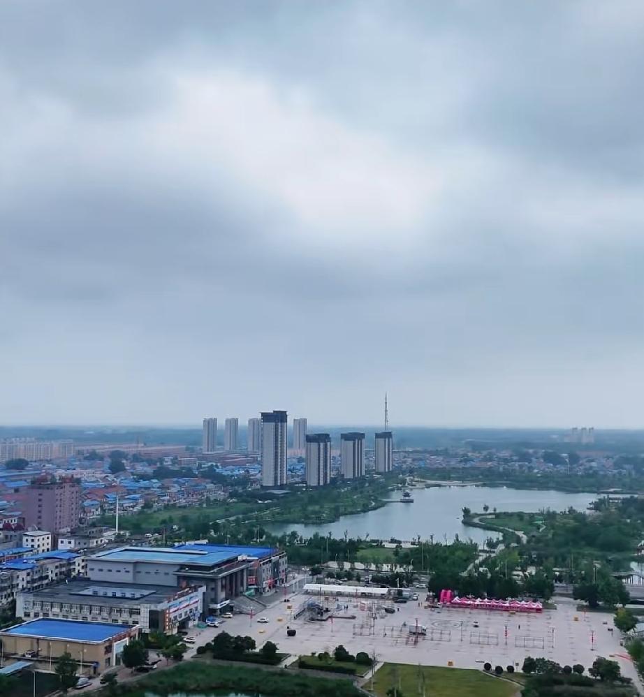 曹县人民广场和银安湖

2026年7月13日，台风外围影响的天空。