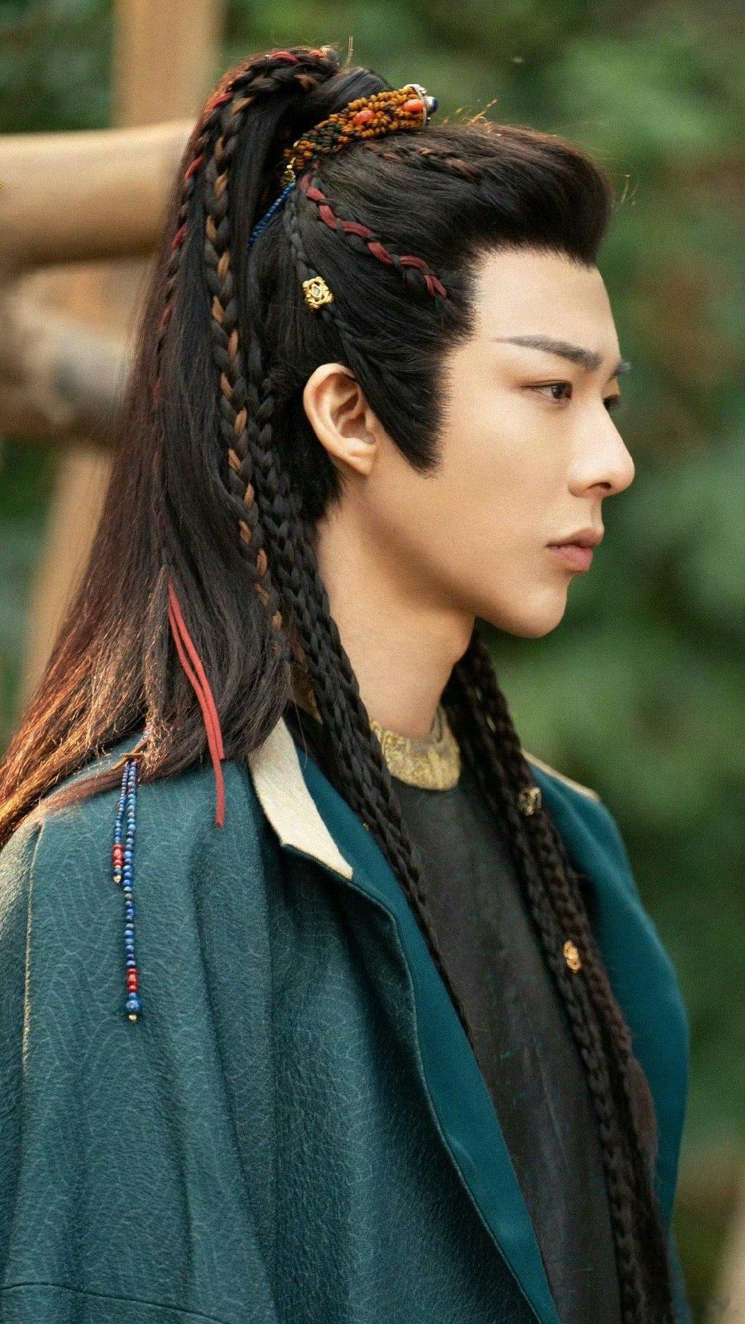 刘宇宁甩面 刘宇宁用道具书模仿甩面《珠帘玉幕》花絮里，刘宇宁拿着道具书模仿起了甩