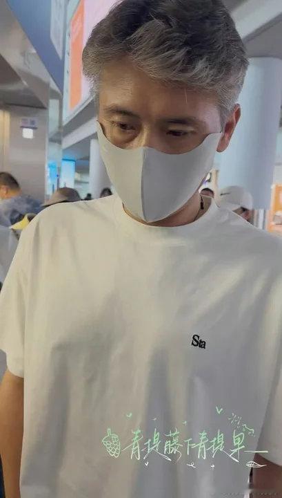 李乃文衣服脱线了哈哈哈哈李乃文笑鼠我了！李乃文的衣服脱线了衣服脱线了老师自己玩上