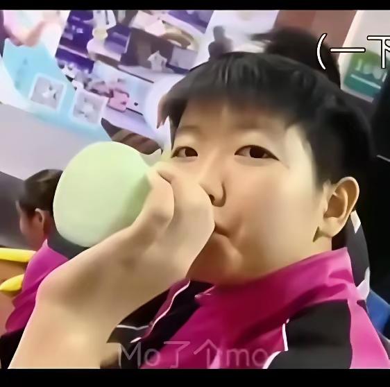 这张照片抓拍的有点意思
像不像你家宝宝喝奶？
怪不得网上都说
奶凶奶凶的
这回有