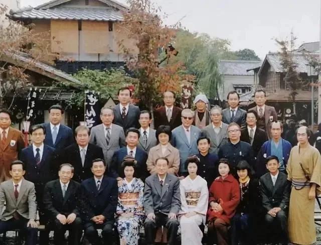 赵丹 田华 张金玲 陈冲出访日本
赵丹很精神，有老影星的派头
张金玲又回归村姑形