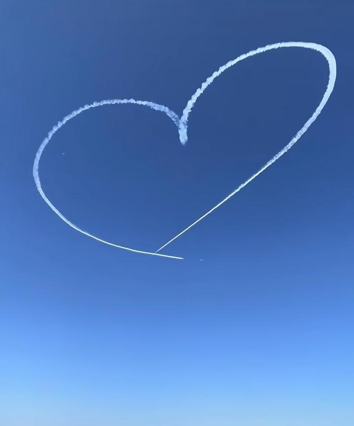 看到个伊朗网友的留言，瞬间破防了。

他说大半个地球都在战火里煎熬，唯独东方大国