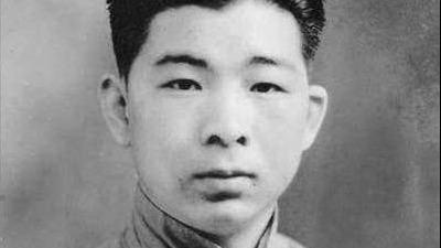 1940年，19岁，刚拿到大学录取通知书，离开学不到一个月。换作你，大概正忙着收